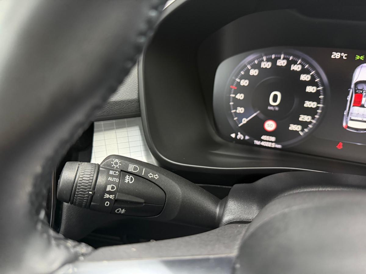 volvo-xc40-2022-hibrido-a-gasolina-1477cc