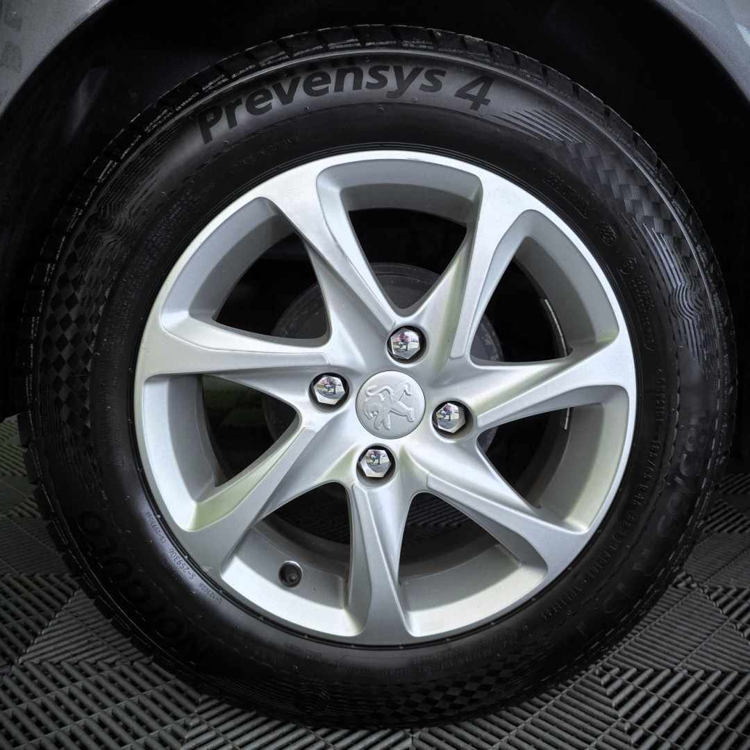 peugeot-208-2015-gasolina-1199cc
