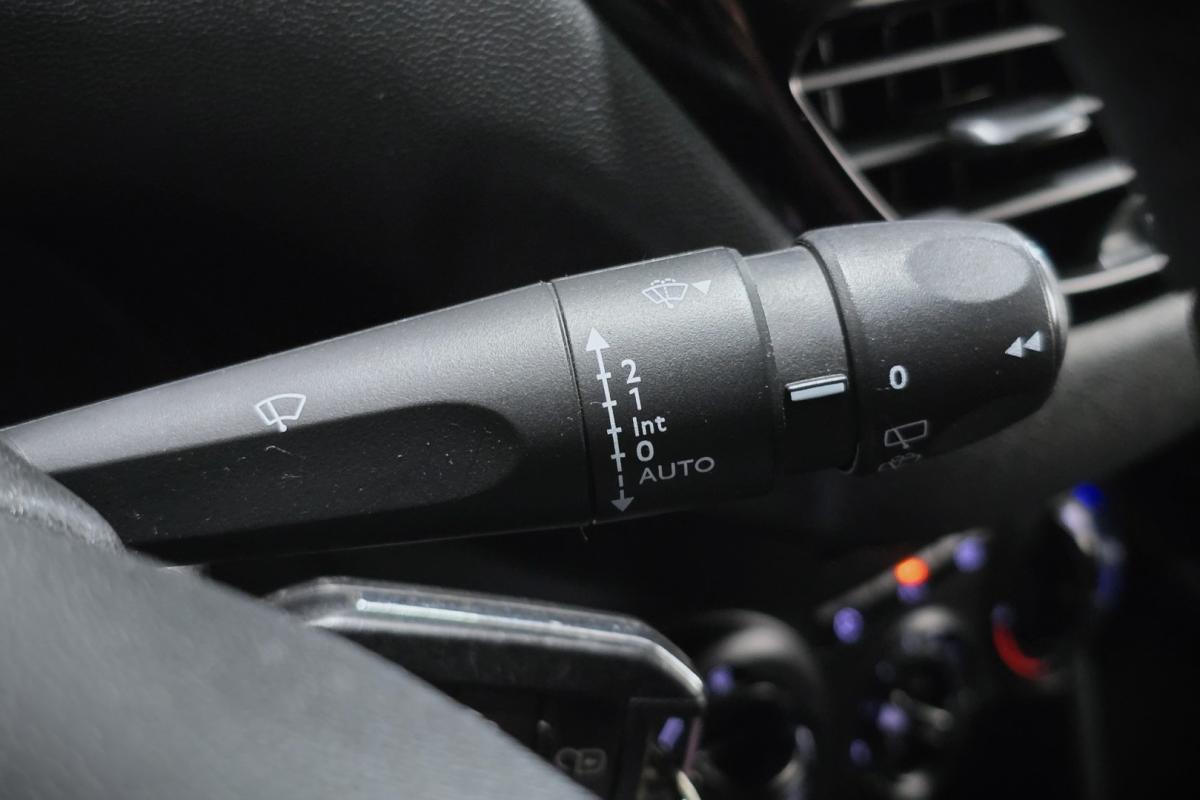peugeot-208-2015-gasolina-1199cc