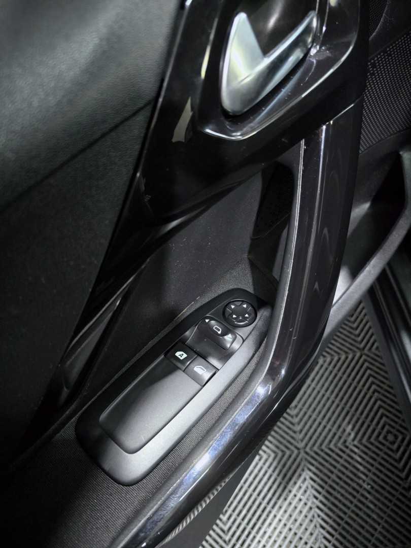 peugeot-208-2015-gasolina-1199cc