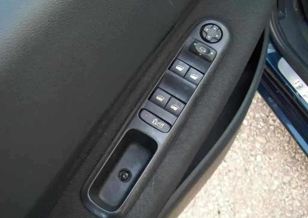 peugeot-5008-1-6-hdi-fap-2010-diesel-1560cc