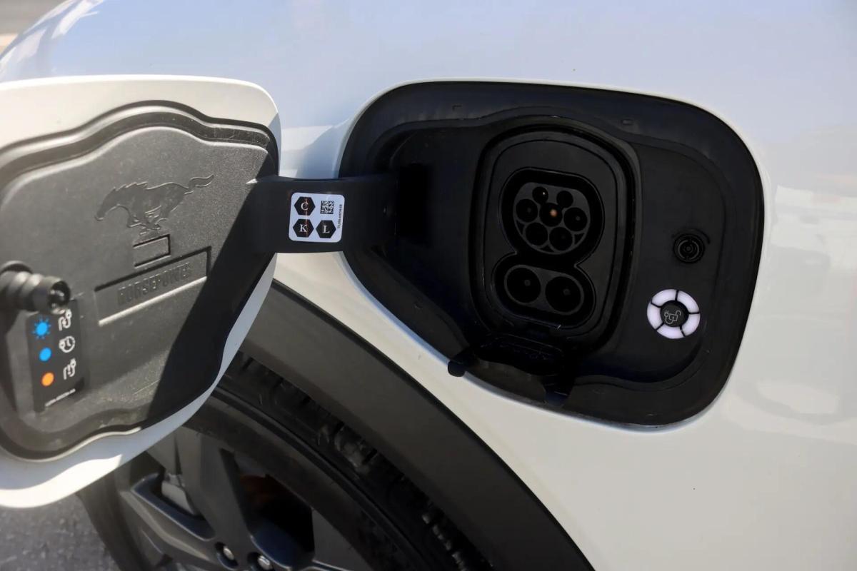 ford-mustang-mach-e-2022-eletrico-0cc
