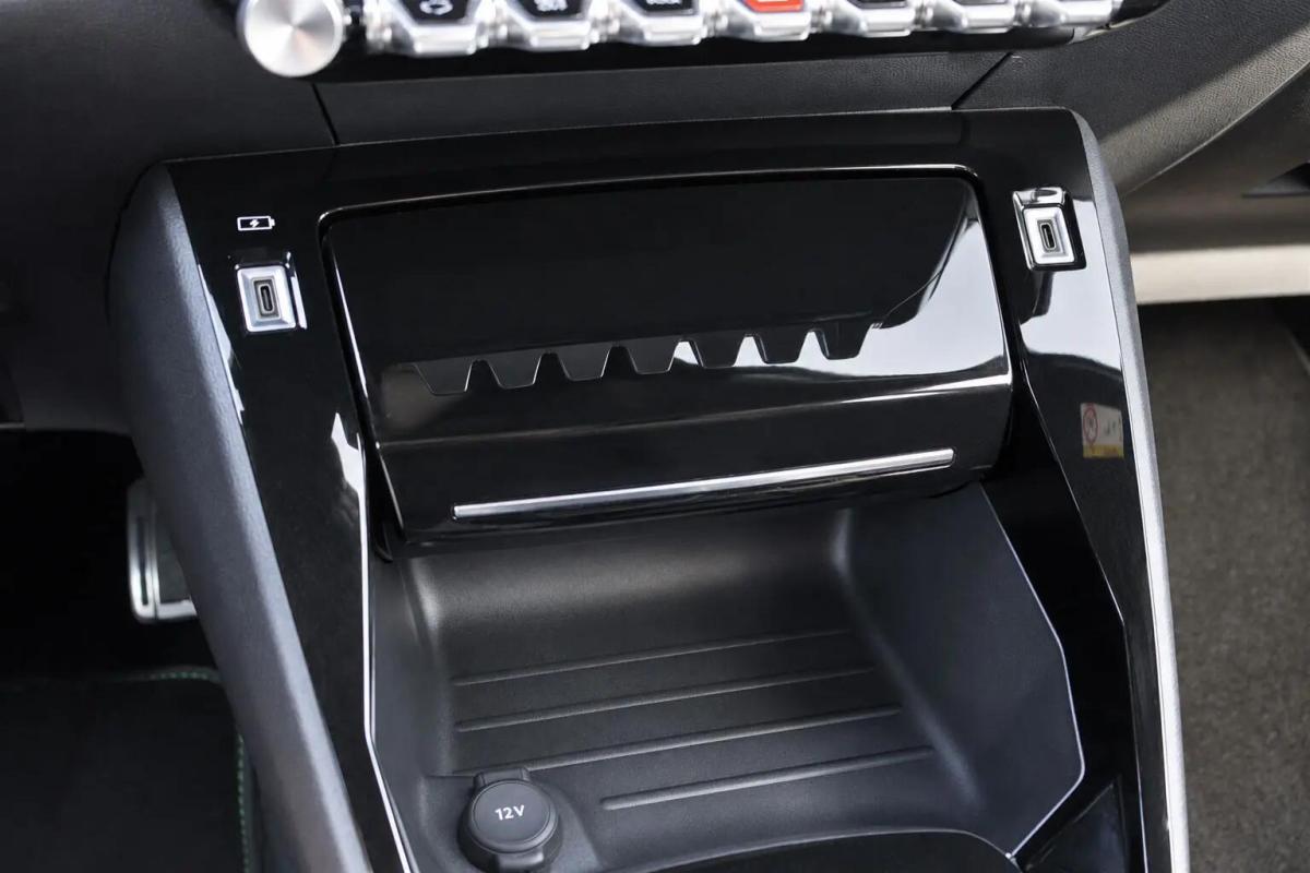 peugeot-e-2008-2025-eletrico-0cc