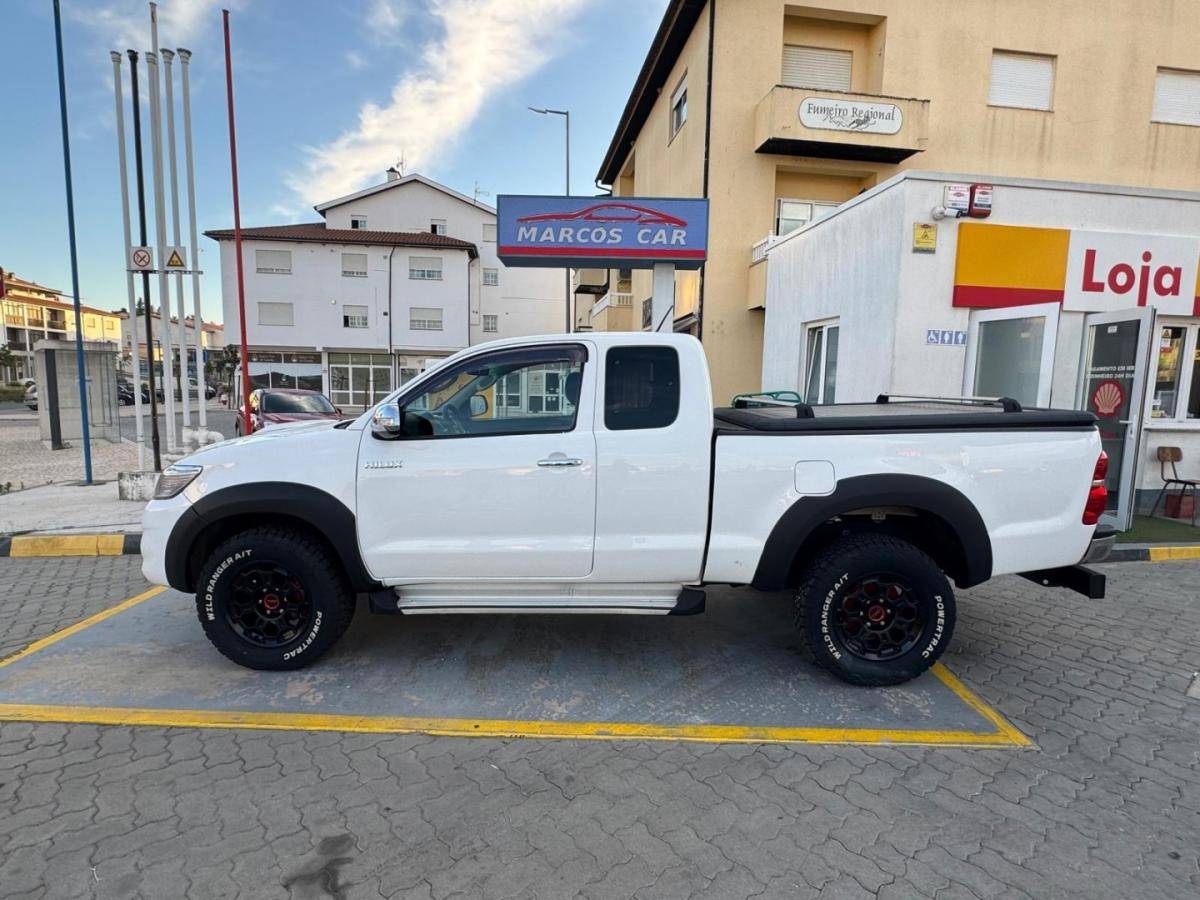 toyota-hilux-2014-diesel-2494cc