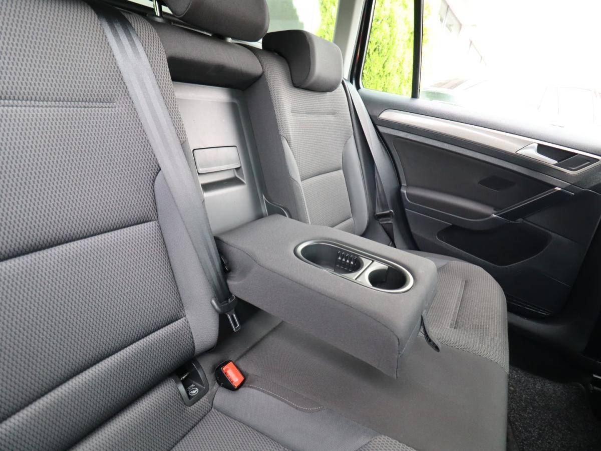 volkswagen-golf-variant-2017-diesel-1598cc
