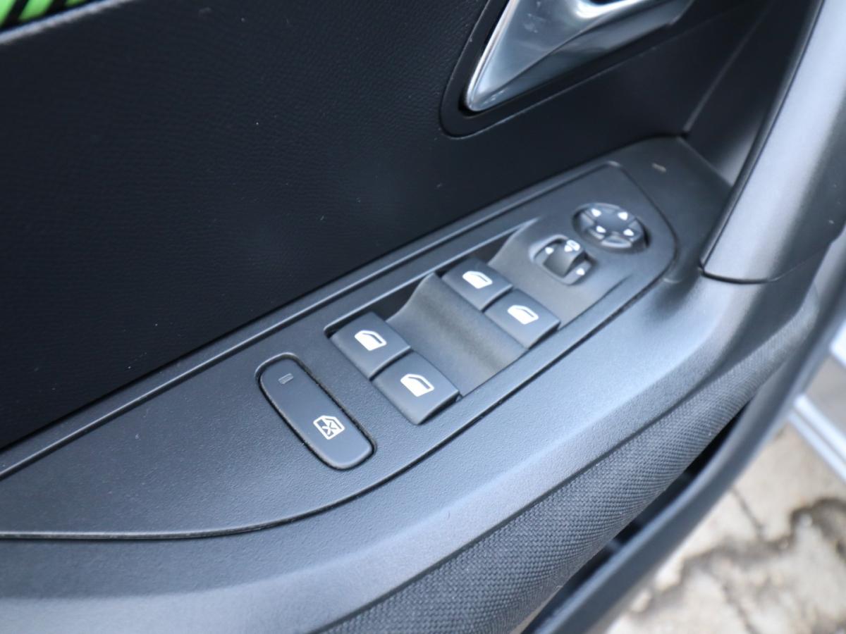 peugeot-2008-2023-gasolina-1199cc