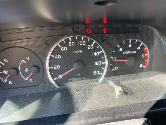 toyota-hiace-2010-diesel-2494cc