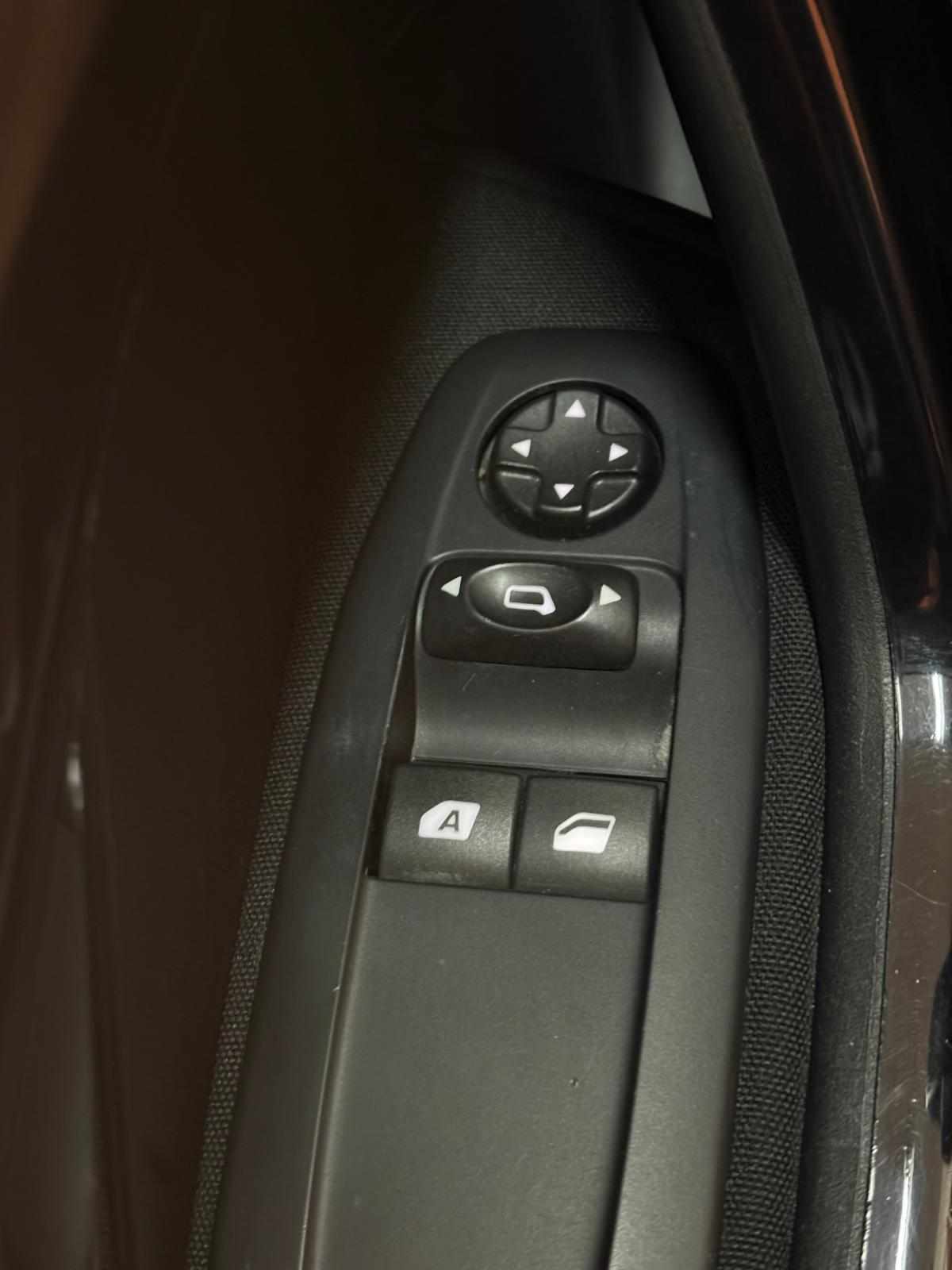 peugeot-208-1-5-102cv-2020-diesel-1499cc