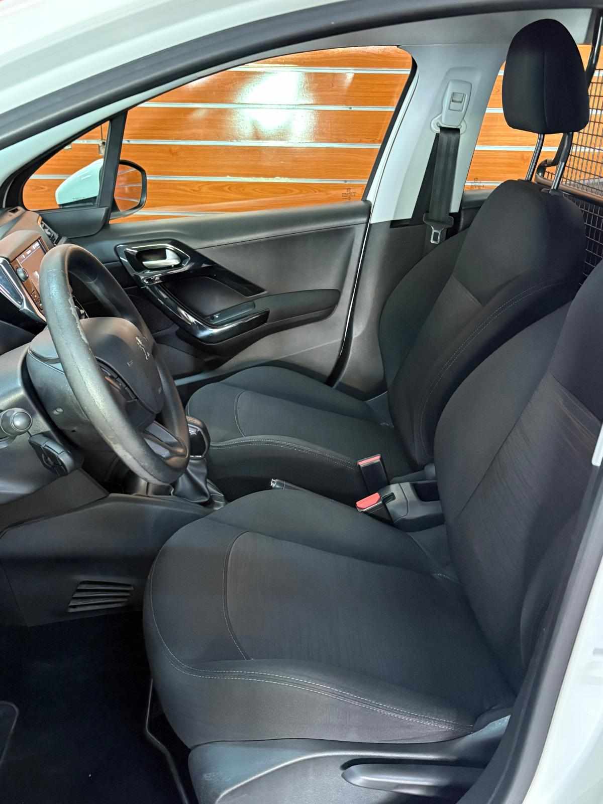 peugeot-208-1-5-102cv-2020-diesel-1499cc