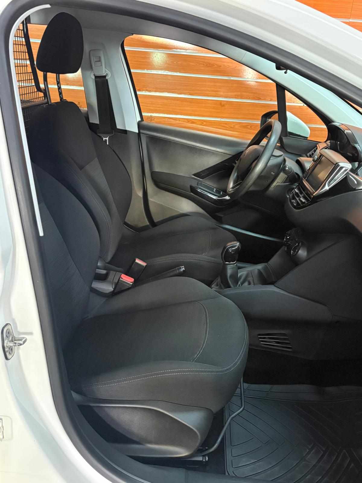 peugeot-208-1-5-102cv-2020-diesel-1499cc
