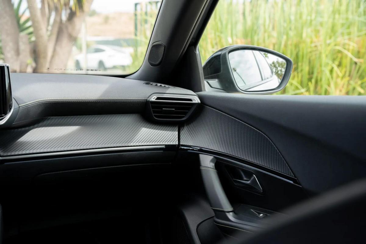 peugeot-e-2008-2023-eletrico-0cc