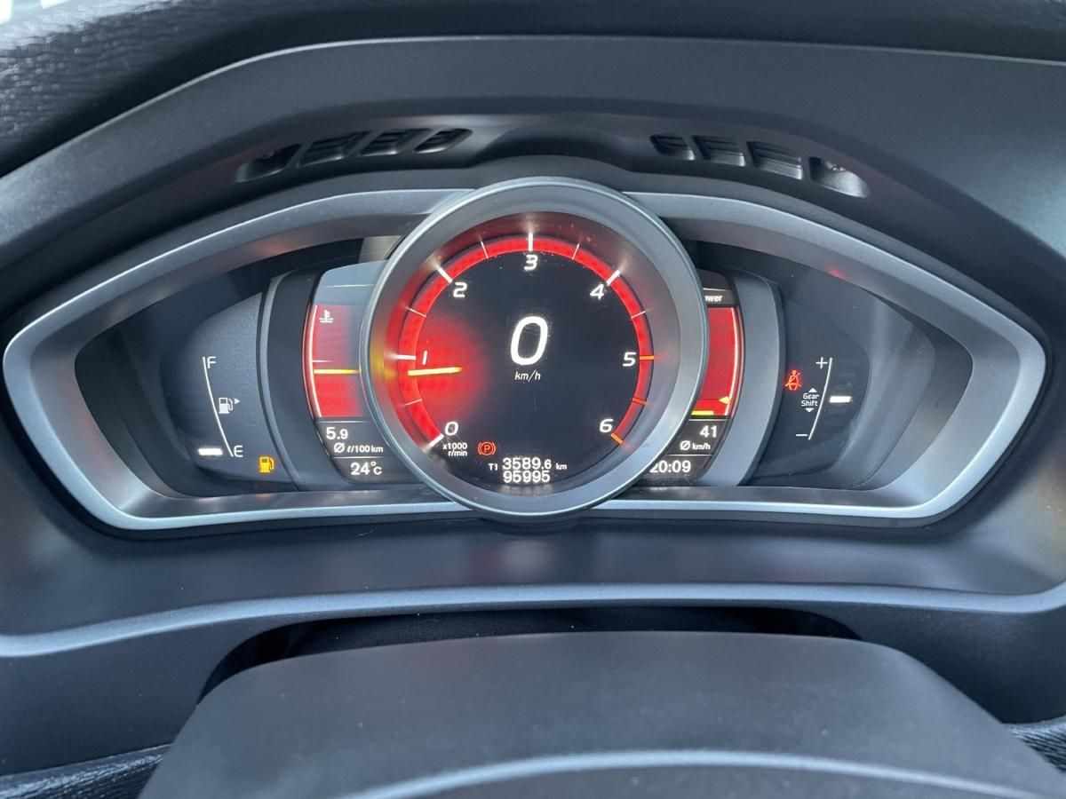volvo-v40-2016-diesel-2000cc