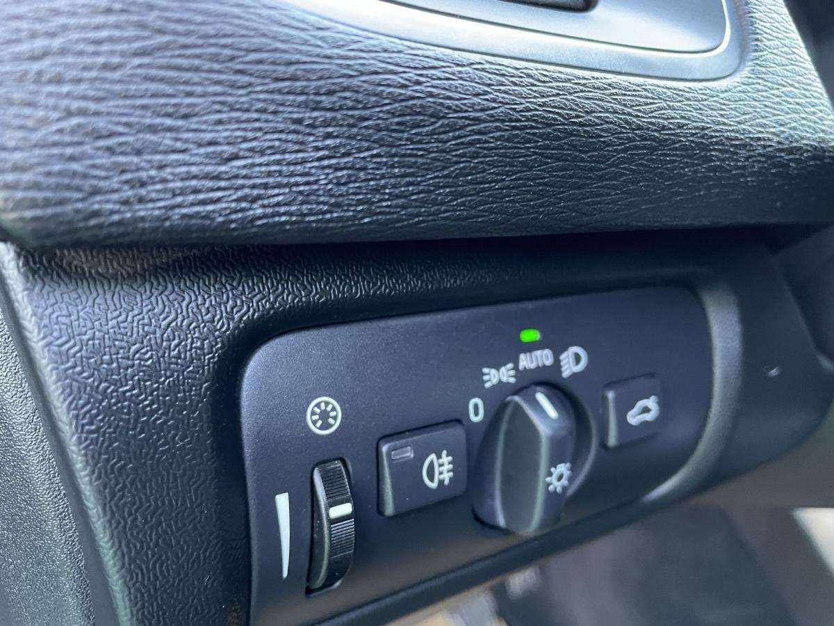 volvo-v40-2016-diesel-2000cc
