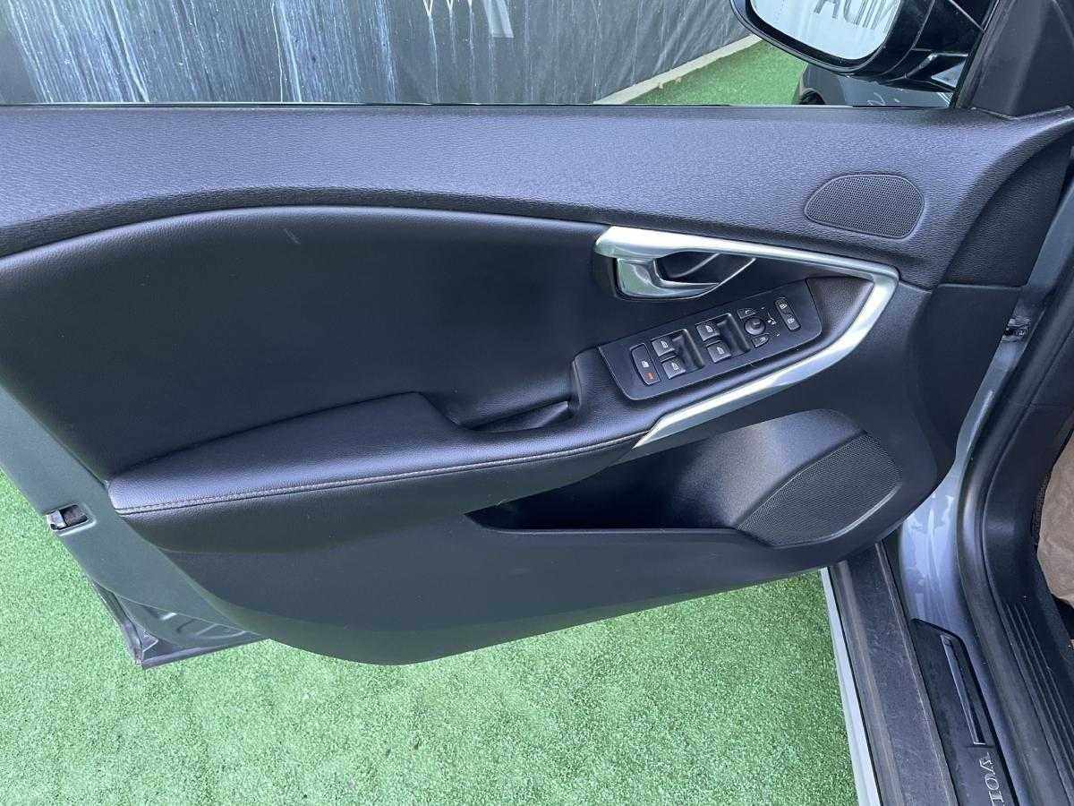 volvo-v40-2016-diesel-2000cc