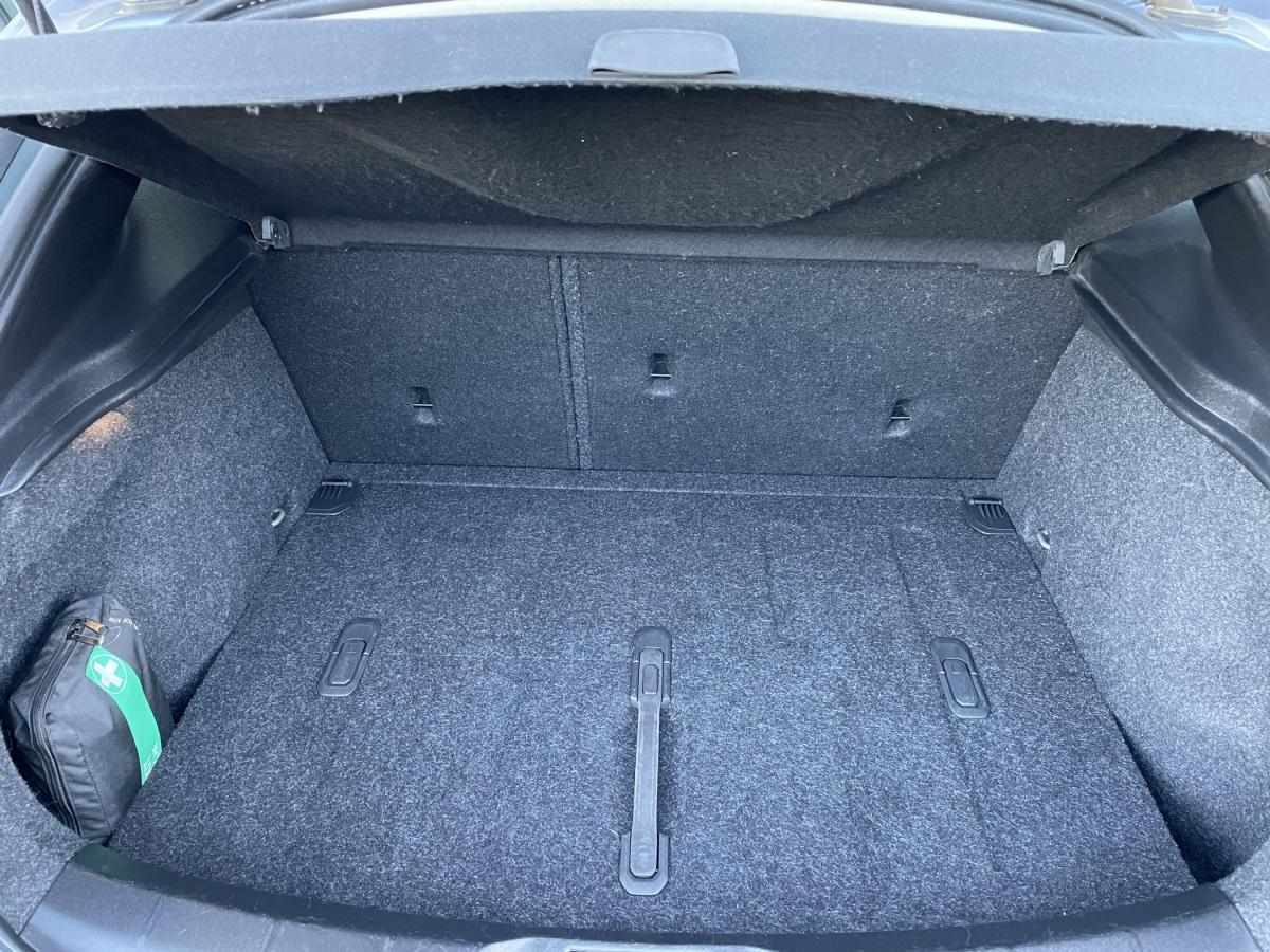 volvo-v40-2016-diesel-2000cc