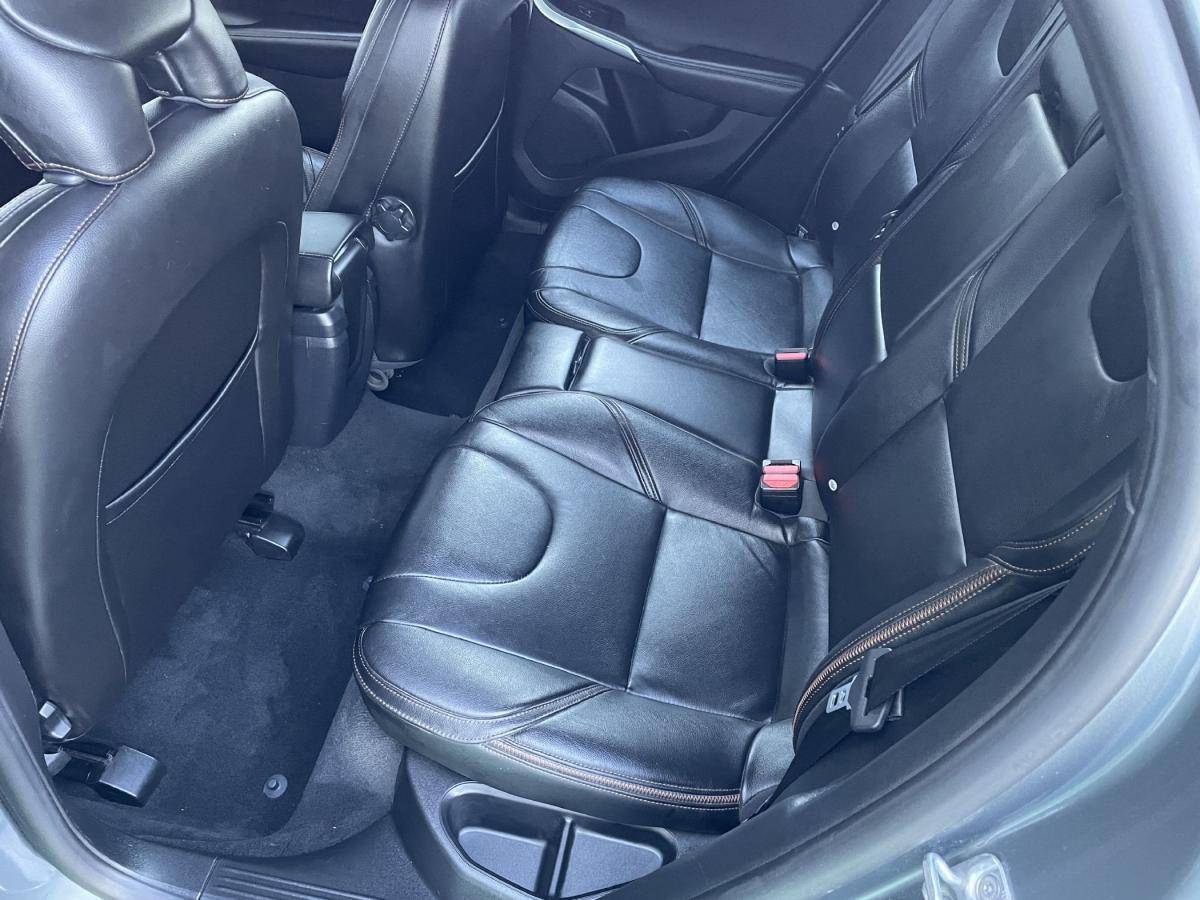 volvo-v40-2016-diesel-2000cc