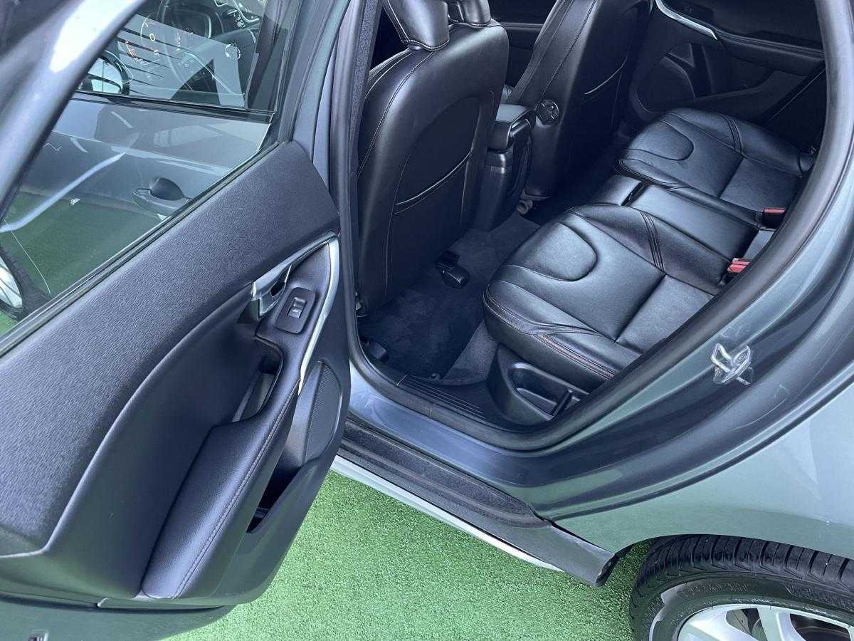 volvo-v40-2016-diesel-2000cc