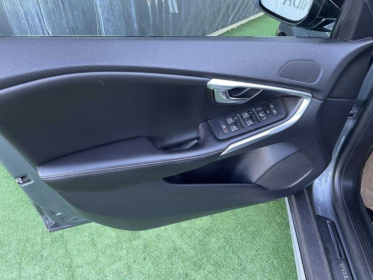 volvo-v40-2016-diesel-2000cc