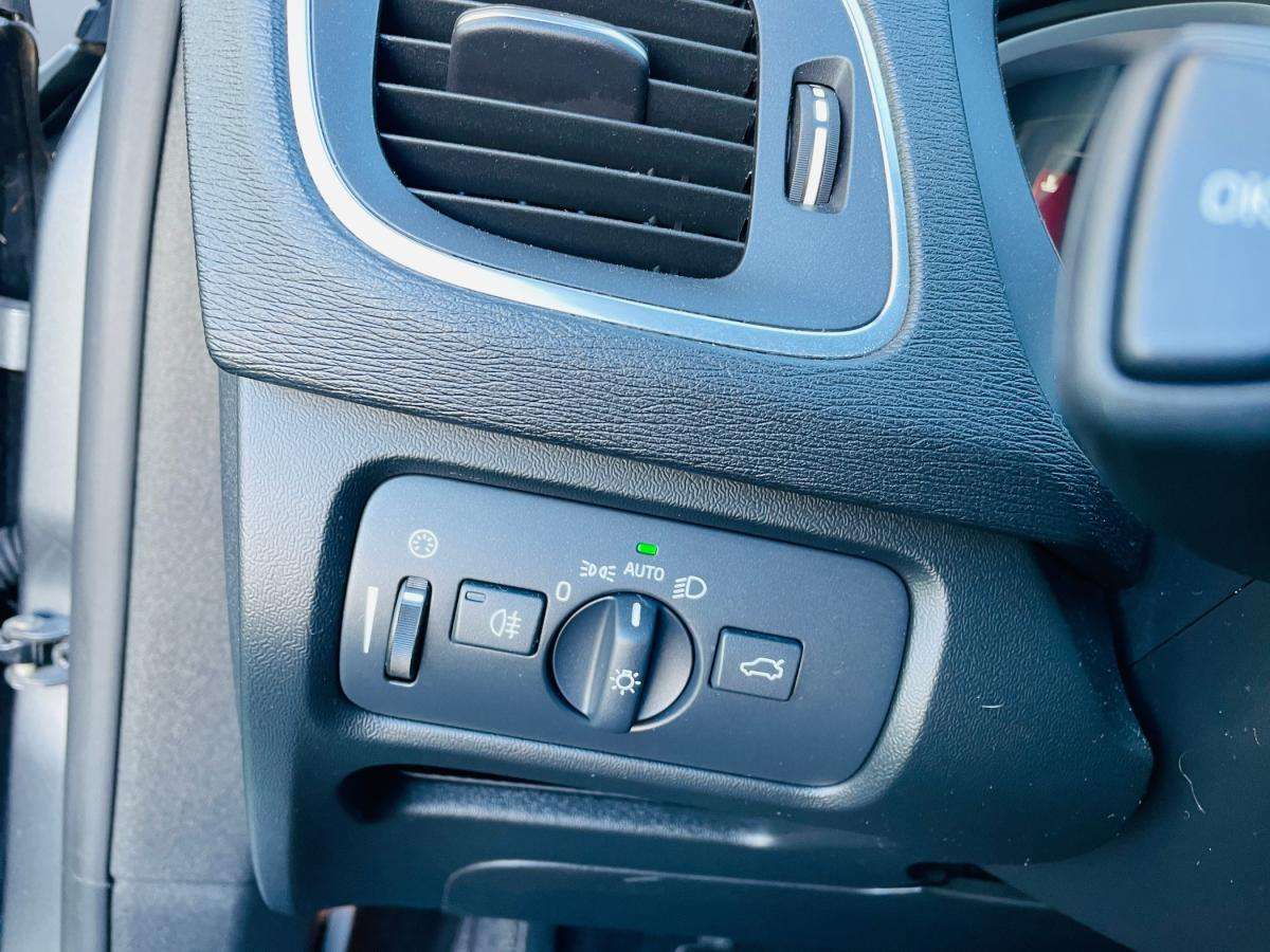 volvo-v40-2016-diesel-2000cc