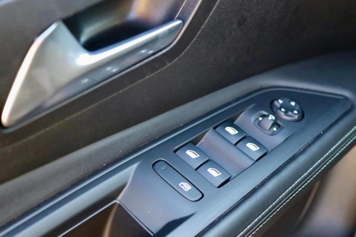 peugeot-3008-2023-hibrido-a-gasolina-1598cc