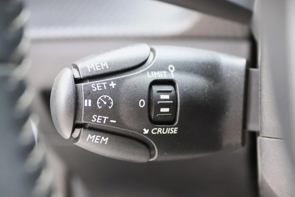 peugeot-2008-2022-gasolina-1199cc