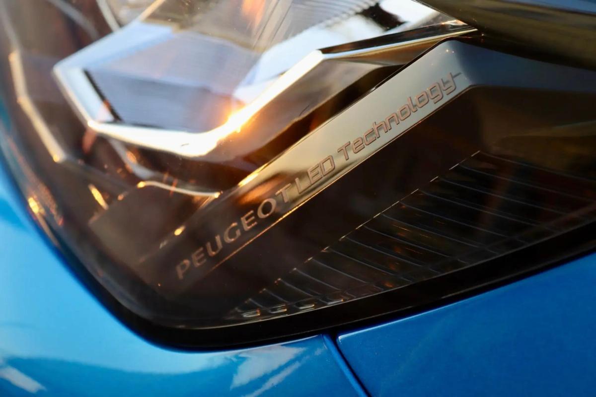 peugeot-e-2008-2022-eletrico-0cc