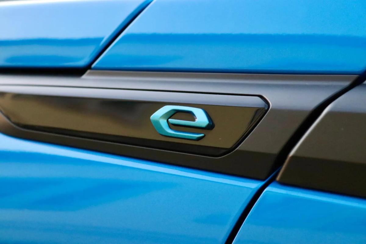 peugeot-e-2008-2022-eletrico-0cc