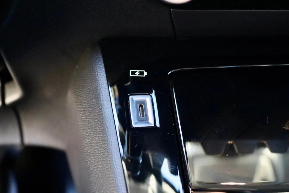 peugeot-e-208-2023-eletrico-0cc