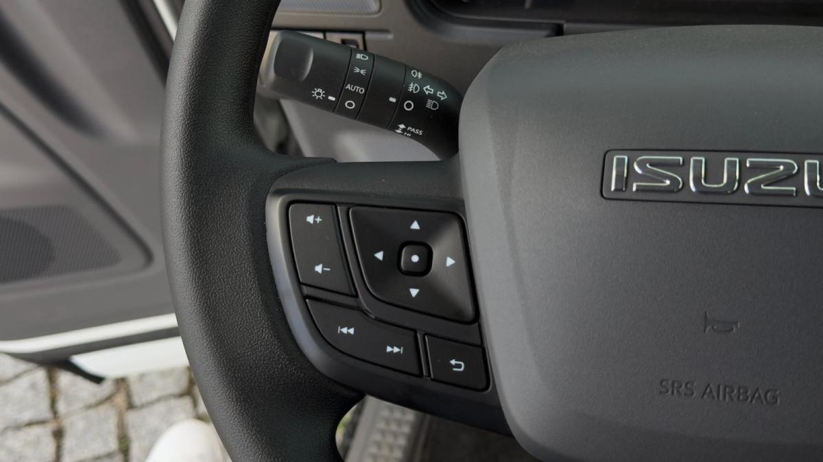 isuzu-nlr-2026-diesel-2999cc