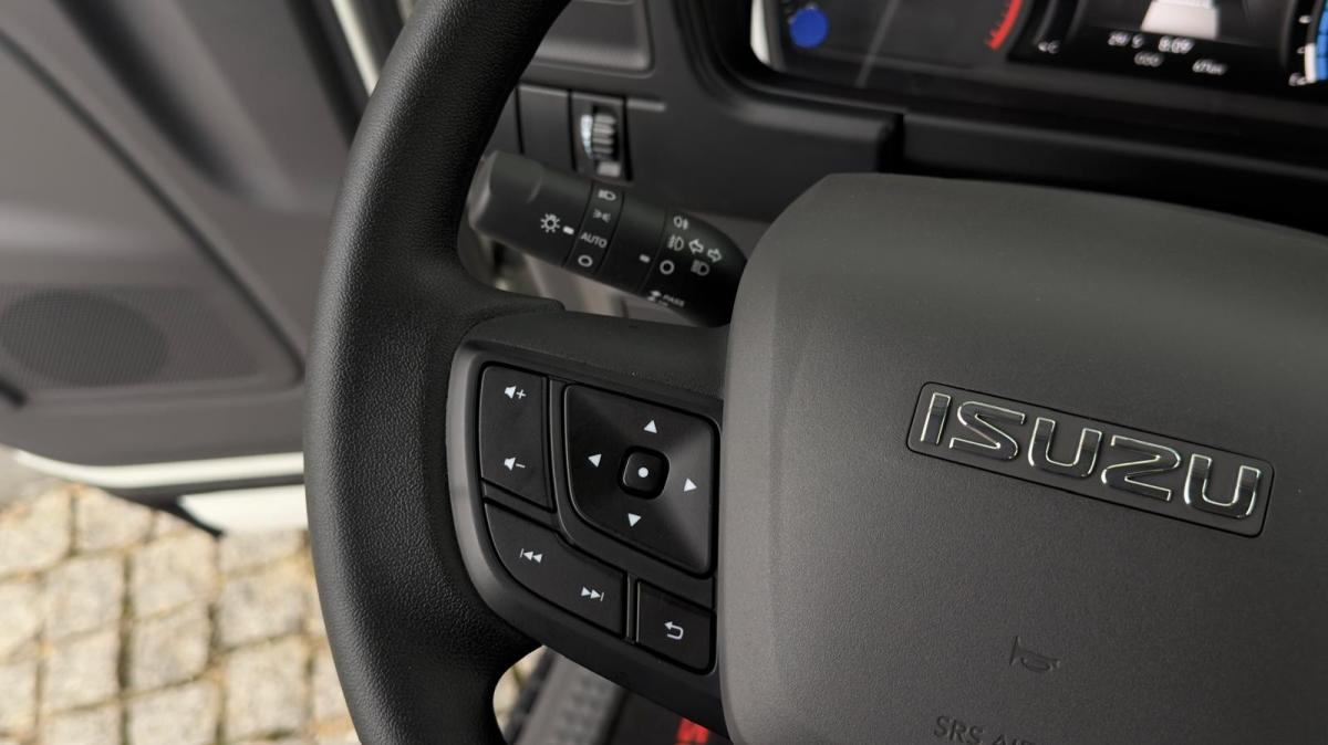 isuzu-nlr-2026-diesel-2999cc