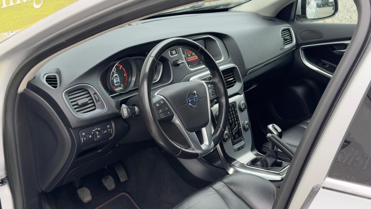 volvo-v40-2015-diesel-1560cc