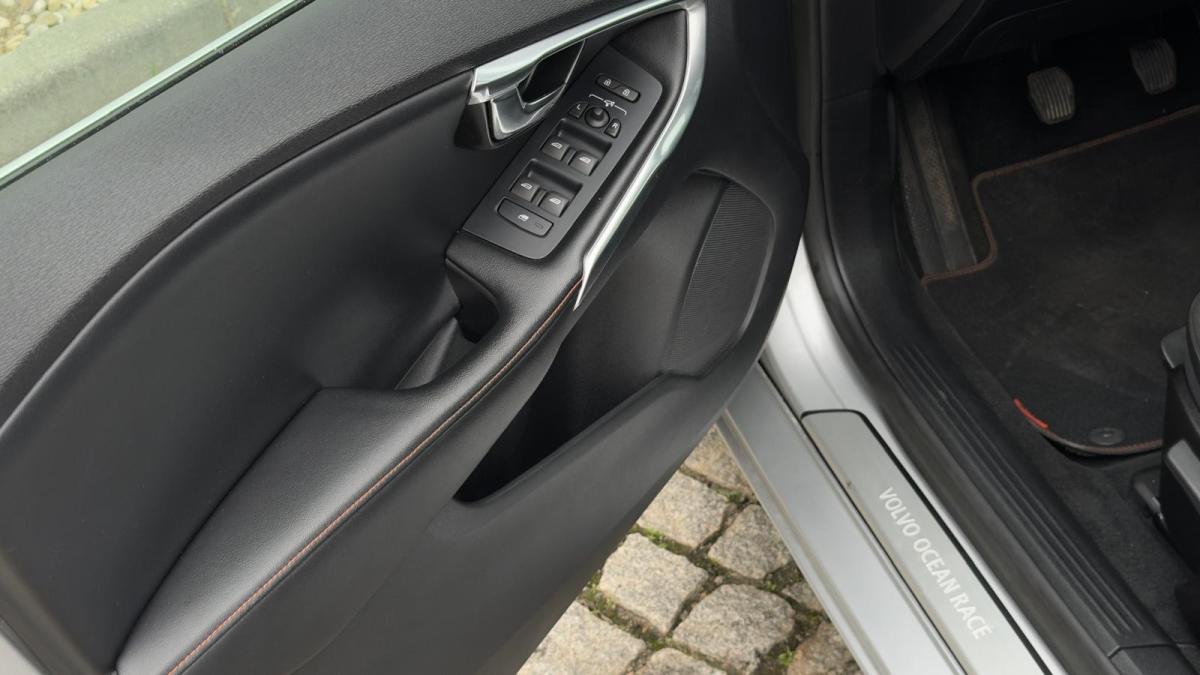 volvo-v40-2015-diesel-1560cc