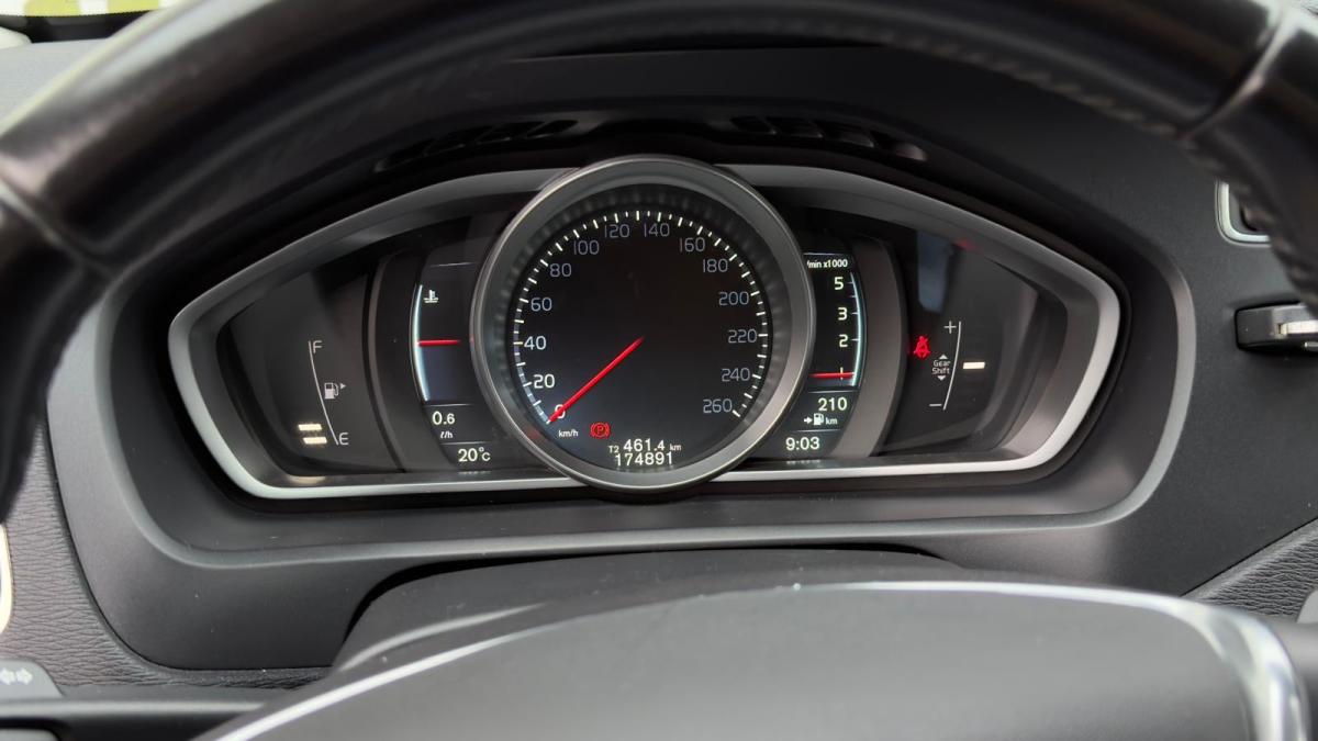 volvo-v40-2015-diesel-1560cc