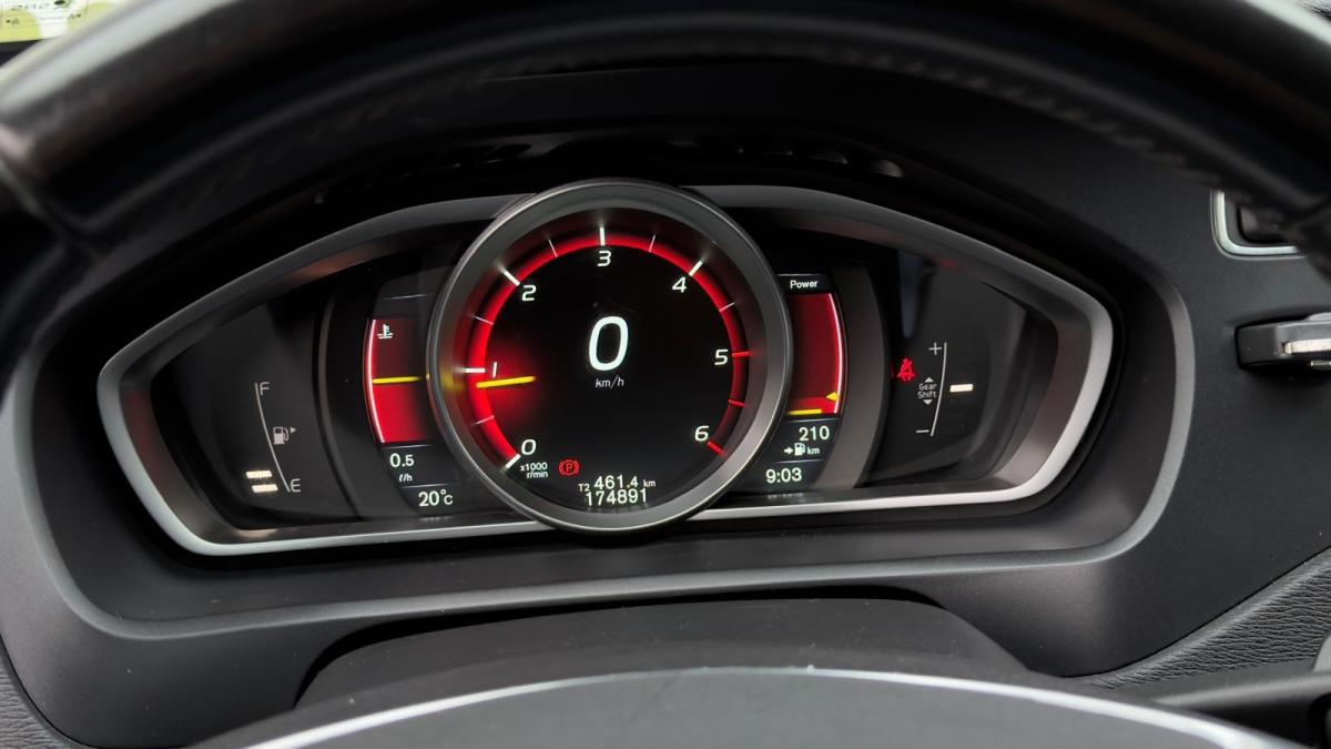 volvo-v40-2015-diesel-1560cc