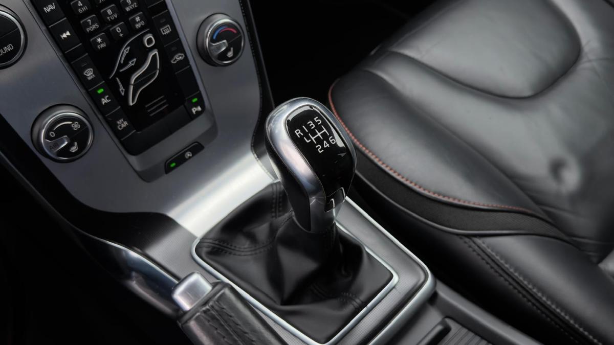 volvo-v40-2015-diesel-1560cc