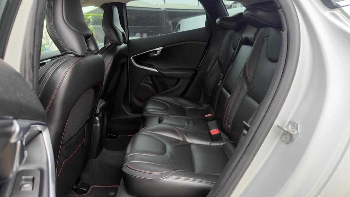 volvo-v40-2015-diesel-1560cc