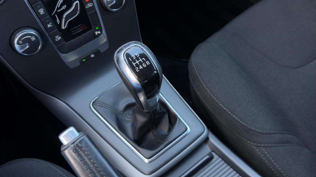 volvo-v40-cross-country-2018-diesel-1969cc