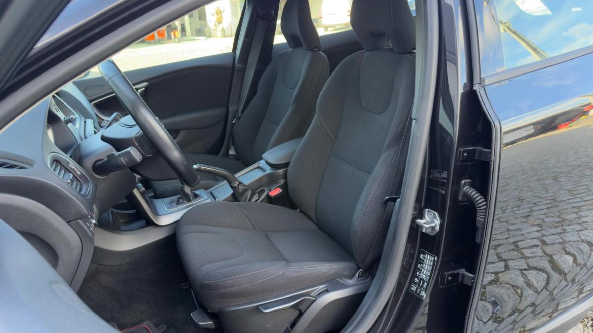 volvo-v40-cross-country-2018-diesel-1969cc