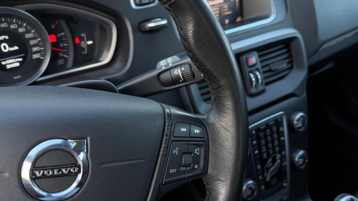 volvo-v40-cross-country-2018-diesel-1969cc