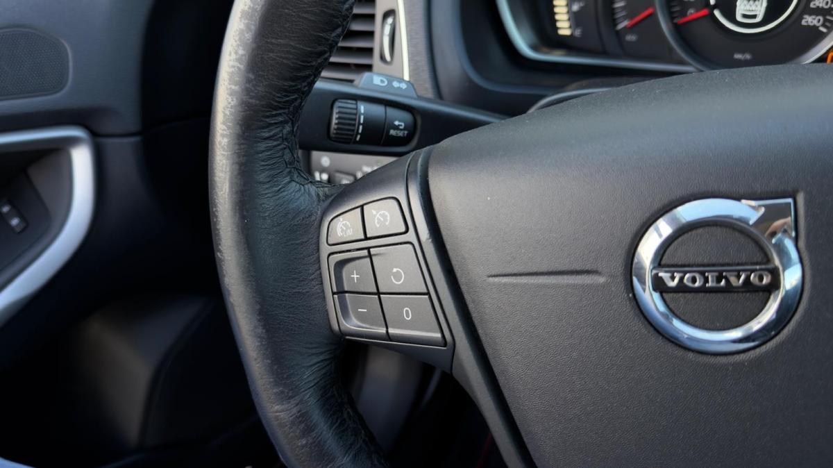 volvo-v40-cross-country-2018-diesel-1969cc