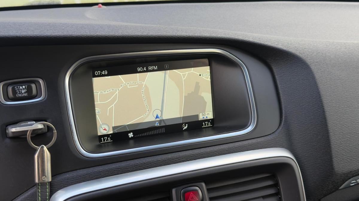 volvo-v40-cross-country-2016-diesel-1969cc