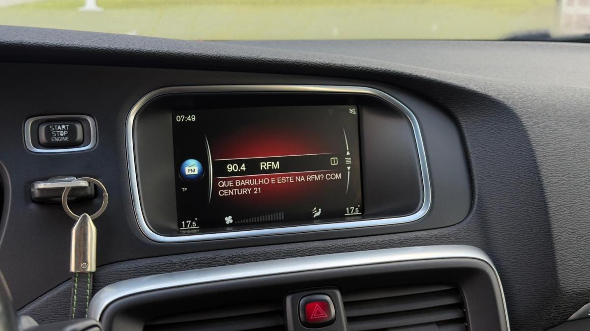 volvo-v40-cross-country-2016-diesel-1969cc