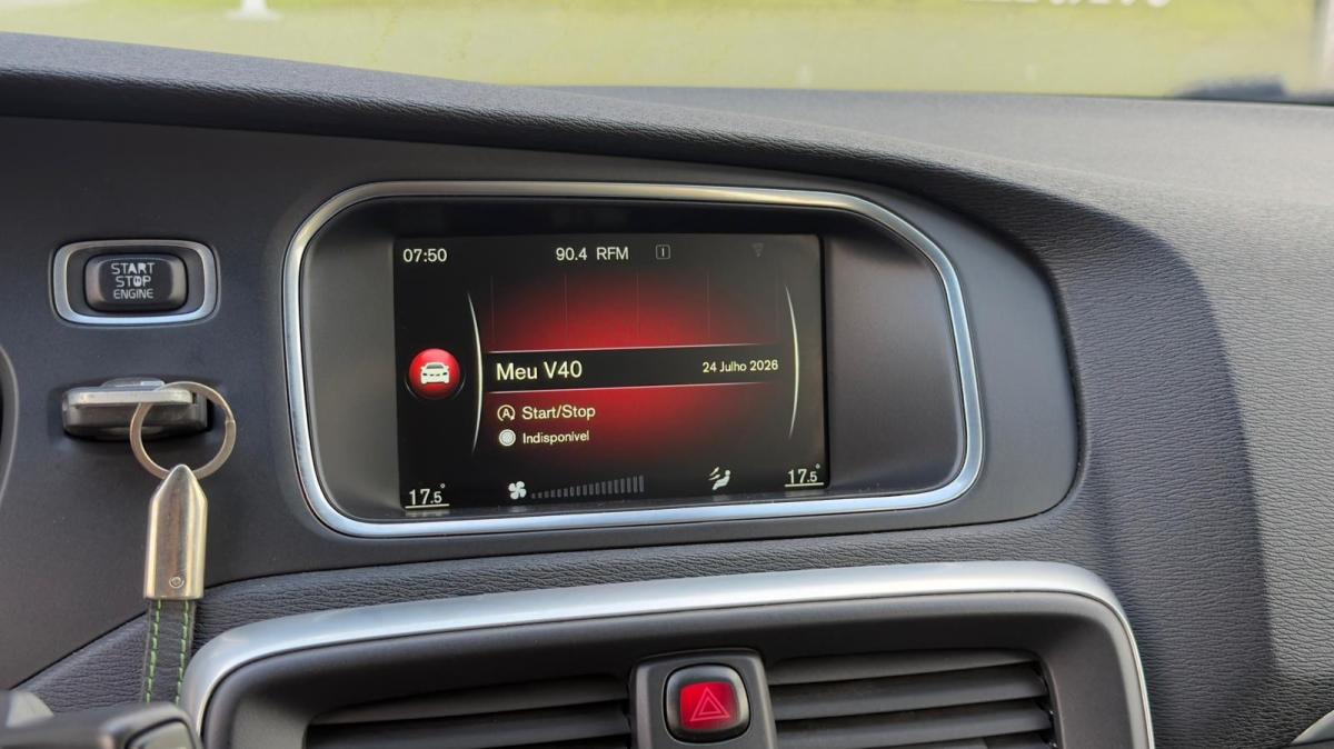 volvo-v40-cross-country-2016-diesel-1969cc