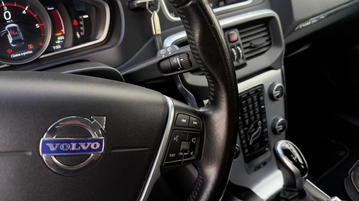 volvo-v40-cross-country-2016-diesel-1969cc