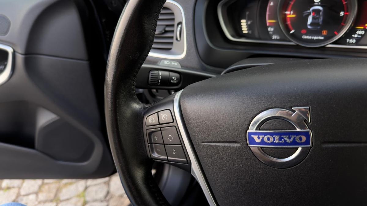volvo-v40-cross-country-2016-diesel-1969cc