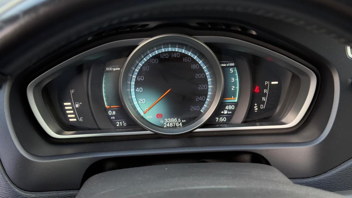 volvo-v40-cross-country-2016-diesel-1969cc