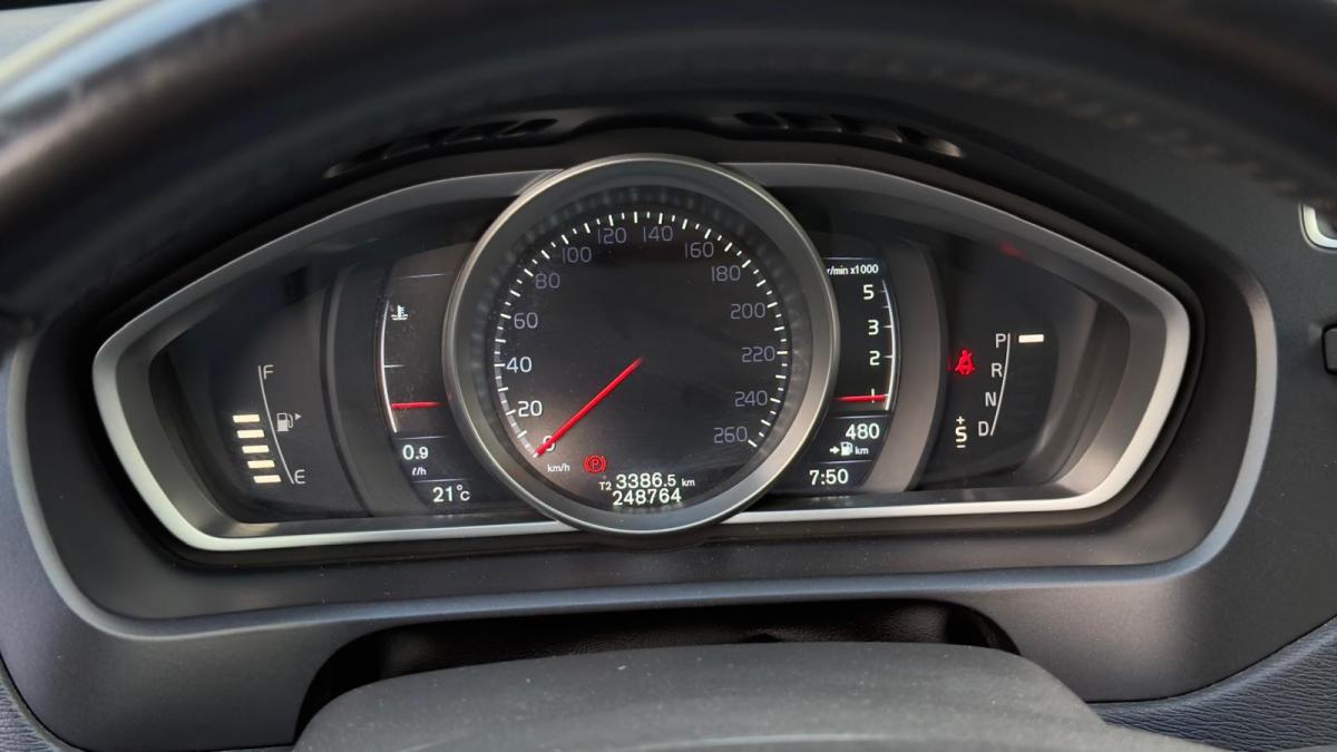 volvo-v40-cross-country-2016-diesel-1969cc