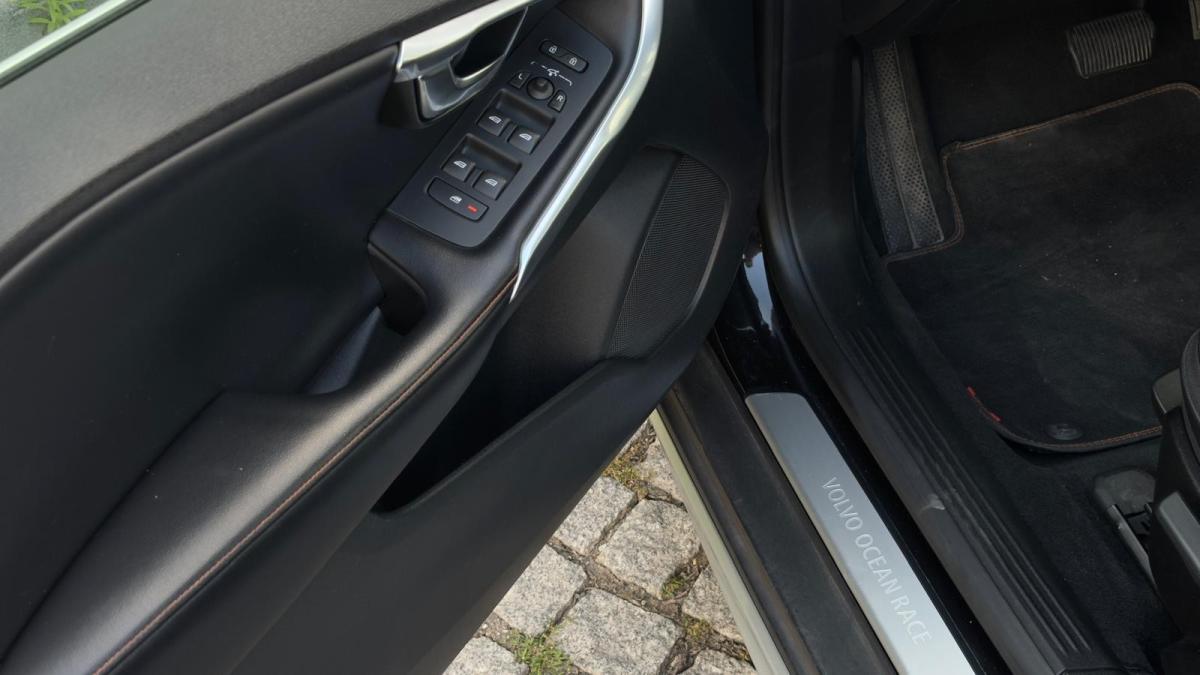 volvo-v40-cross-country-2016-diesel-1969cc