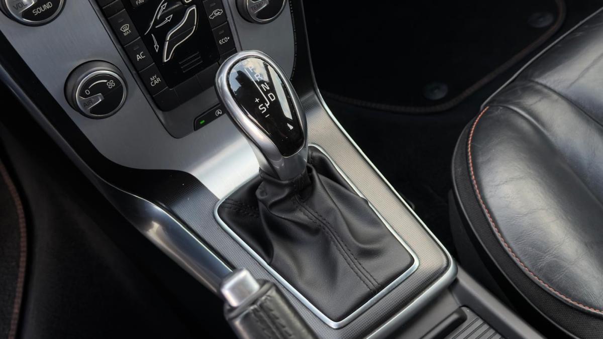 volvo-v40-cross-country-2016-diesel-1969cc