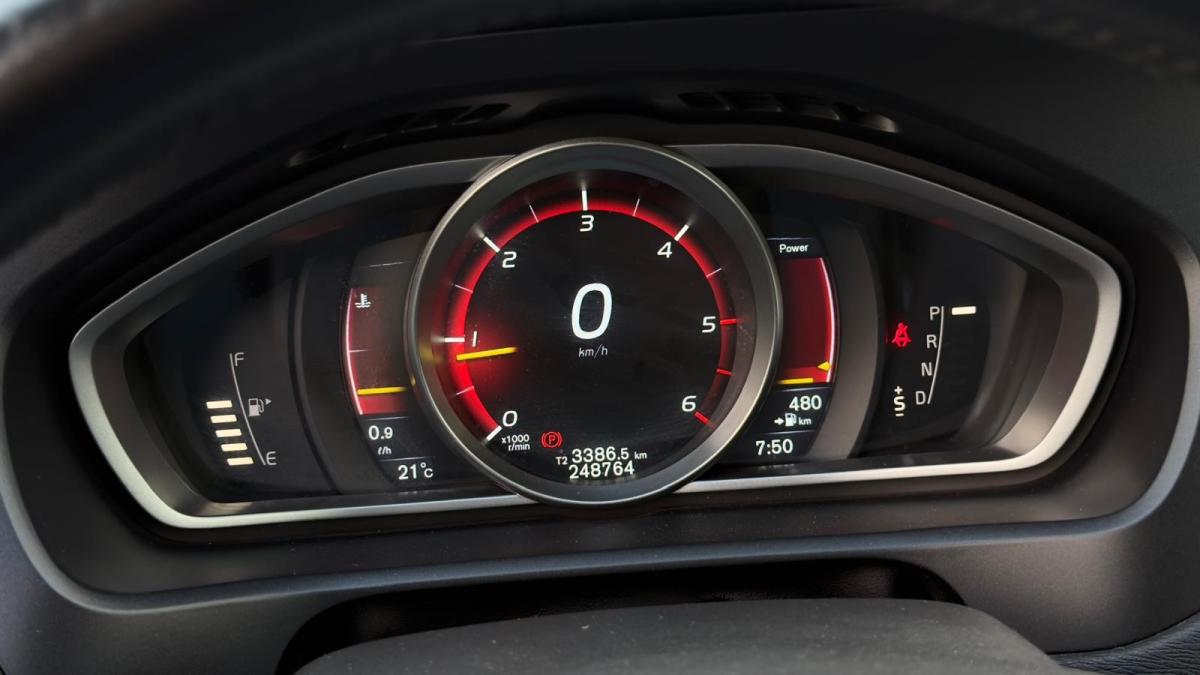 volvo-v40-cross-country-2016-diesel-1969cc